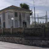 Proprio accanto a questo stabilimento si trova una villetta antica a due piani. Nonostante sia disabitata e trascurata (qualche finestra � addirittura murata), mantiene una certa particolarit� data dal tetto spiovente, dalle persiane verdi e da una vetrata che fa da cornice alla porta d�ingresso. Difficile non percepire l�evidente contrasto tra questo edificio e i tralicci che lo affiancano